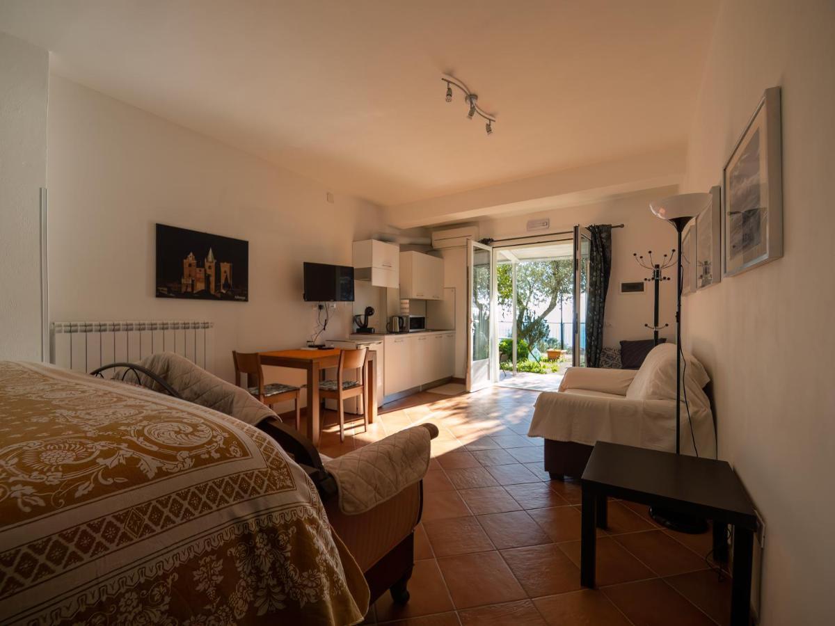 Tra Gli Ulivi Bed and Breakfast Pietra Ligure Exteriör bild