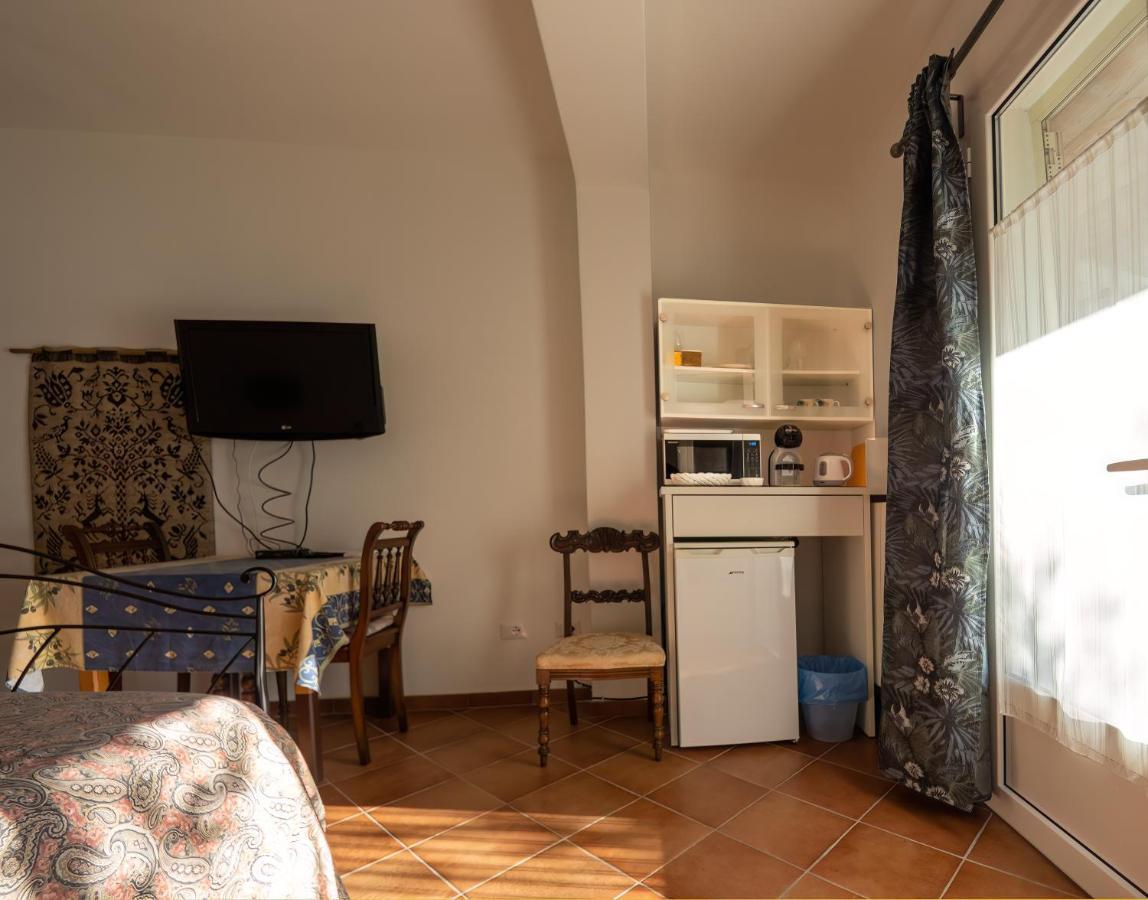 Tra Gli Ulivi Bed and Breakfast Pietra Ligure Exteriör bild