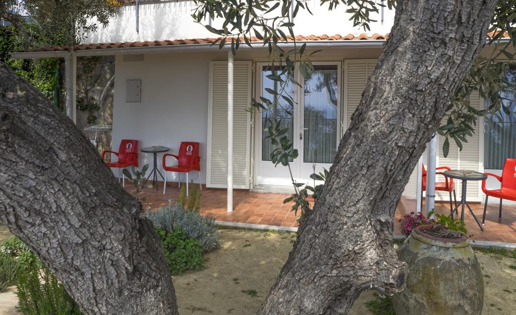 Tra Gli Ulivi Bed and Breakfast Pietra Ligure Exteriör bild