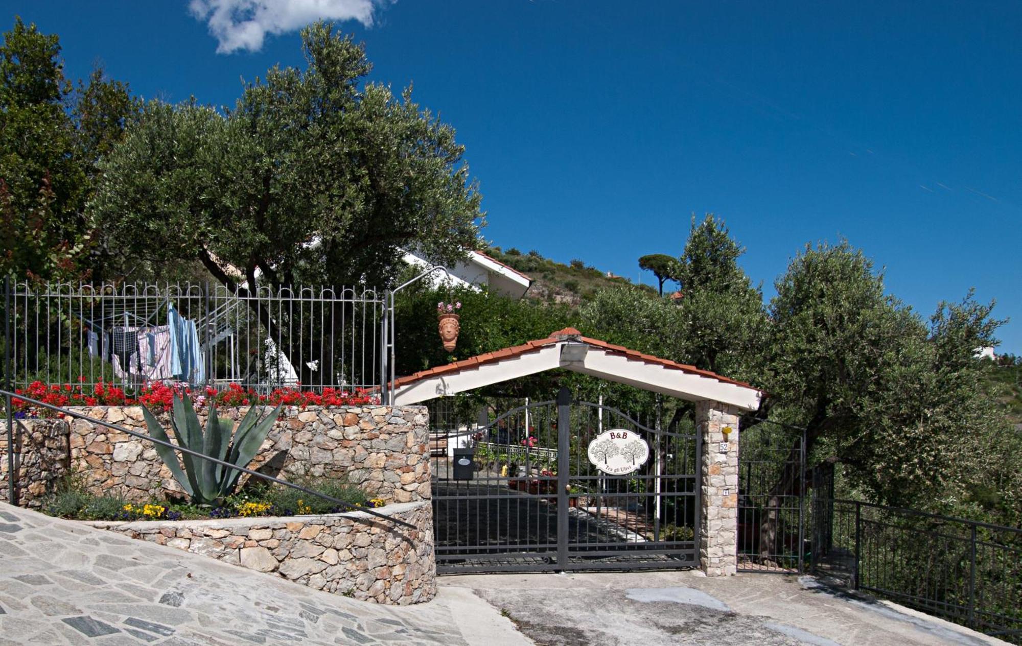 Tra Gli Ulivi Bed and Breakfast Pietra Ligure Exteriör bild
