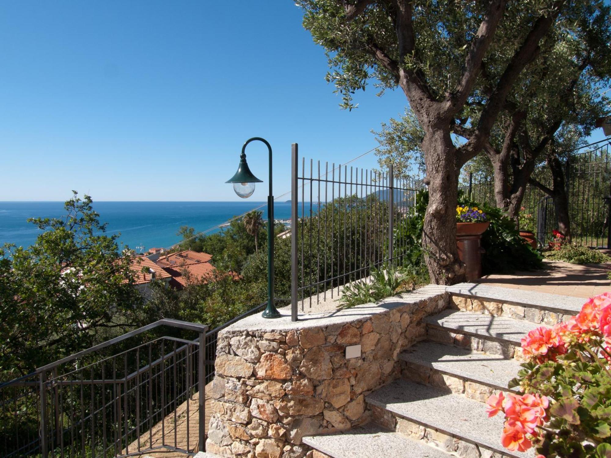 Tra Gli Ulivi Bed and Breakfast Pietra Ligure Exteriör bild