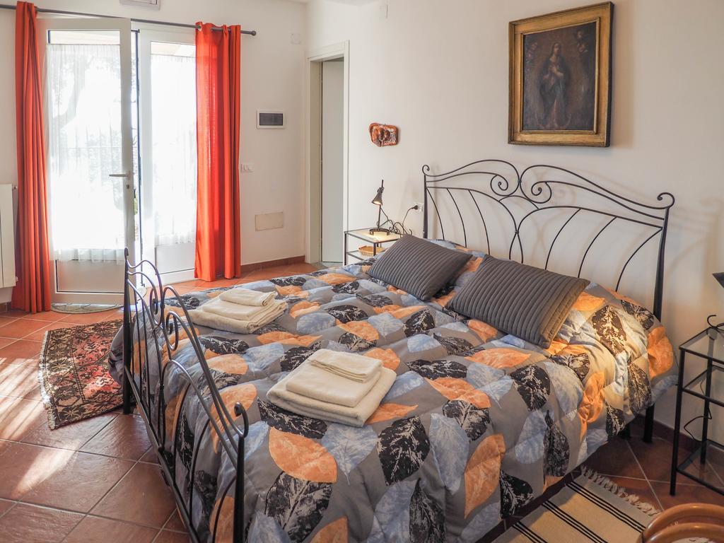 Tra Gli Ulivi Bed and Breakfast Pietra Ligure Exteriör bild