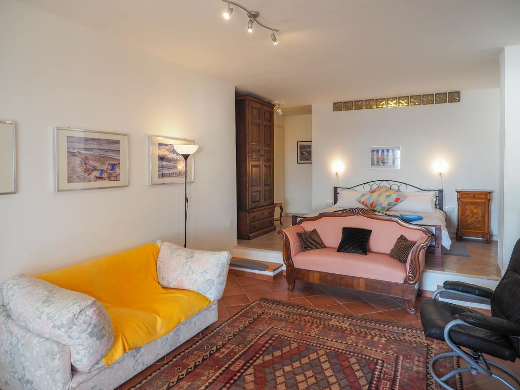 Tra Gli Ulivi Bed and Breakfast Pietra Ligure Rum bild
