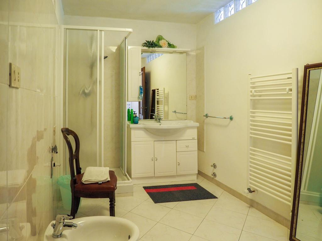 Tra Gli Ulivi Bed and Breakfast Pietra Ligure Rum bild