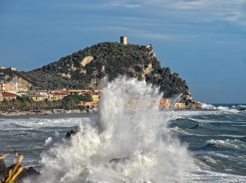 Tra Gli Ulivi Bed and Breakfast Pietra Ligure Exteriör bild