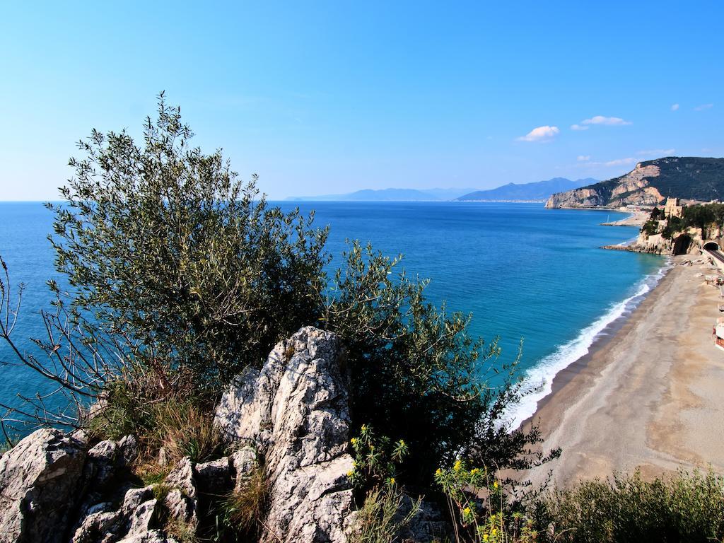 Tra Gli Ulivi Bed and Breakfast Pietra Ligure Exteriör bild
