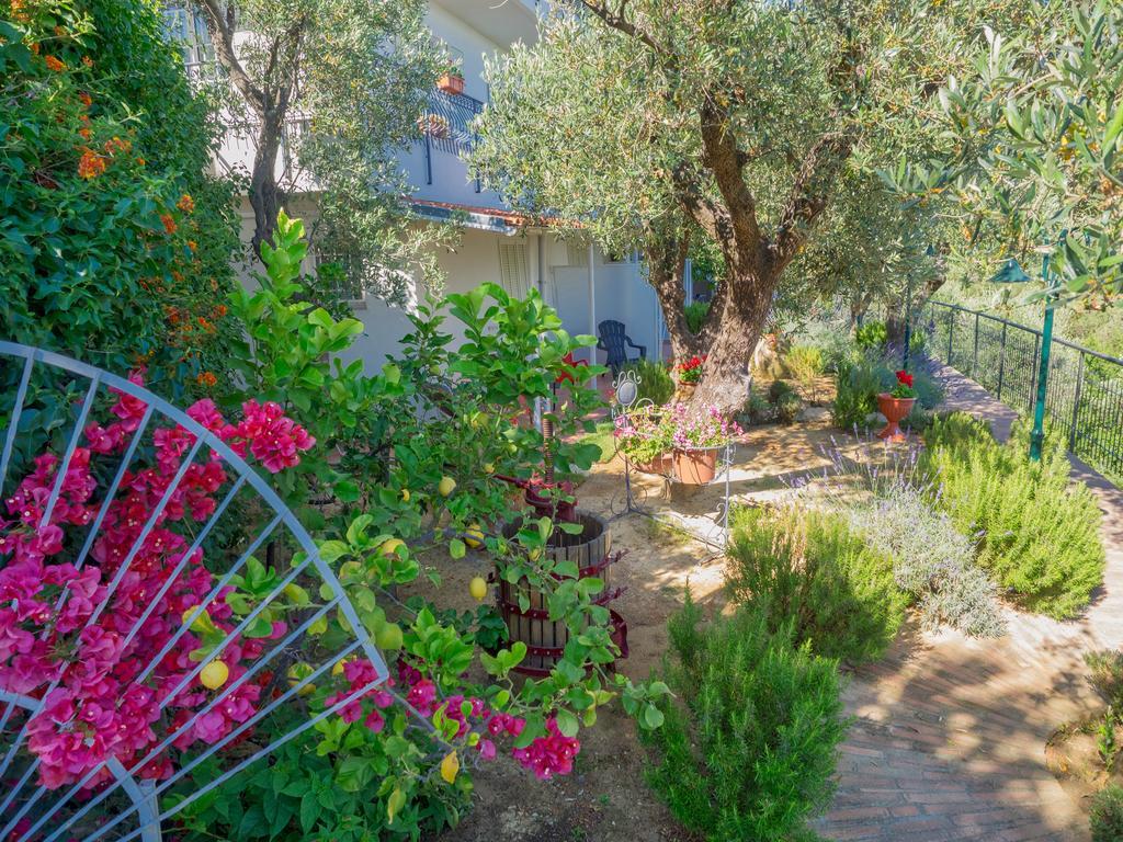 Tra Gli Ulivi Bed and Breakfast Pietra Ligure Exteriör bild
